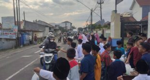 Pramuka SDN Karangturi dan Kwarran Sumbang Bersatu Amankan Pembagian Takjil
